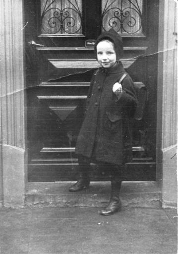 1929 ~ Kaete vor der Unterwallstrasse