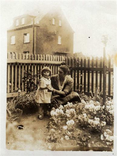 1932 Maria Tavenrath, geb. Koerner mit Liesel. ET072