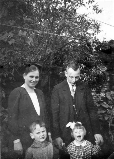 Frieda, Gustav, Liesel und Hans. ET069