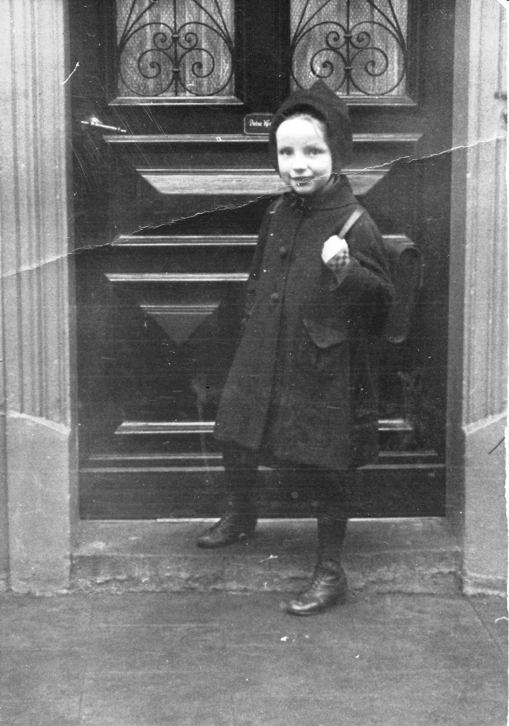 1929 ~ Kaete vor der Unterwallstrasse