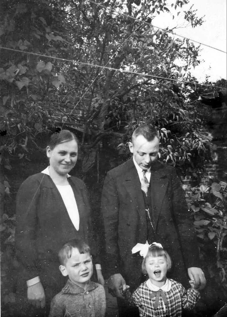 Frieda, Gustav, Liesel und Hans. ET069